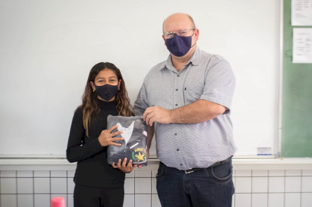 Alunos da rede municipal de Celso Ramos recebem uniformes