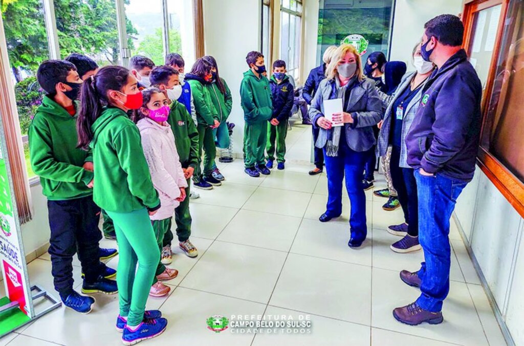 Alunos da E.E.B. Major Otacílio Couto visitaram a prefeitura de Campo Belo do Sul