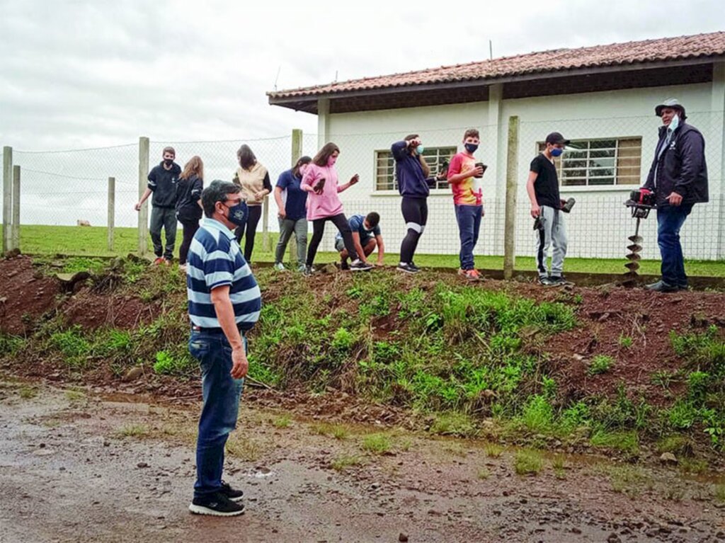 Administração municipal realiza ação social referente ao Dia da Árvore na rede municipal de ensino em Celso Ramos