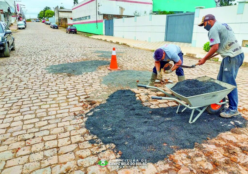 Prefeitura vem realizando ação de tapa-buraco em calçamentos do município de Campo Belo do Sul