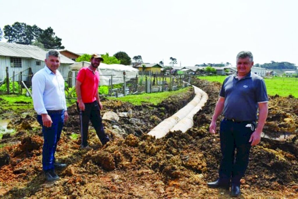 Gestores do município acompanham o andamento da obra de construção da Rede Pluvial em Cerro Negro