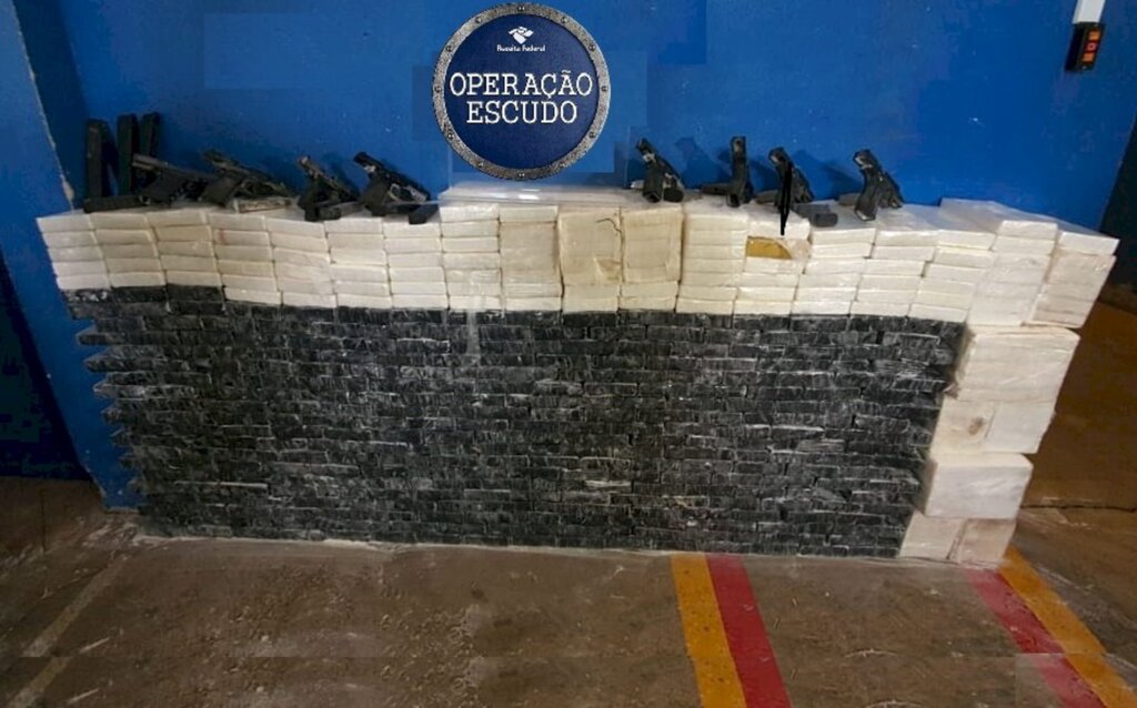 Seção de Comunicação Institucional e Cidadania Fiscal - Sacin  Superintendência Regional da Rec - Foram apreendidos 479 kg de cocaína, 15 armas e 19 carregadores, tudo escondido em meio a uma carga de farinha de trigo em uma carreta.