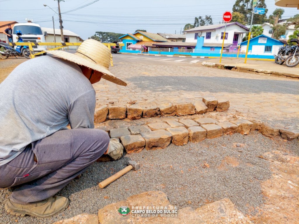 Prefeitura realiza ação de tapa-buraco em calçamentos do município de Campo Belo do Sul