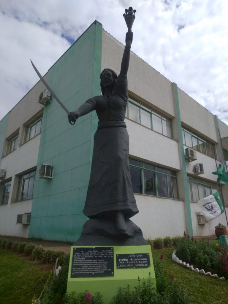 Estátua de Anita Garibaldi recebeu nova pintura