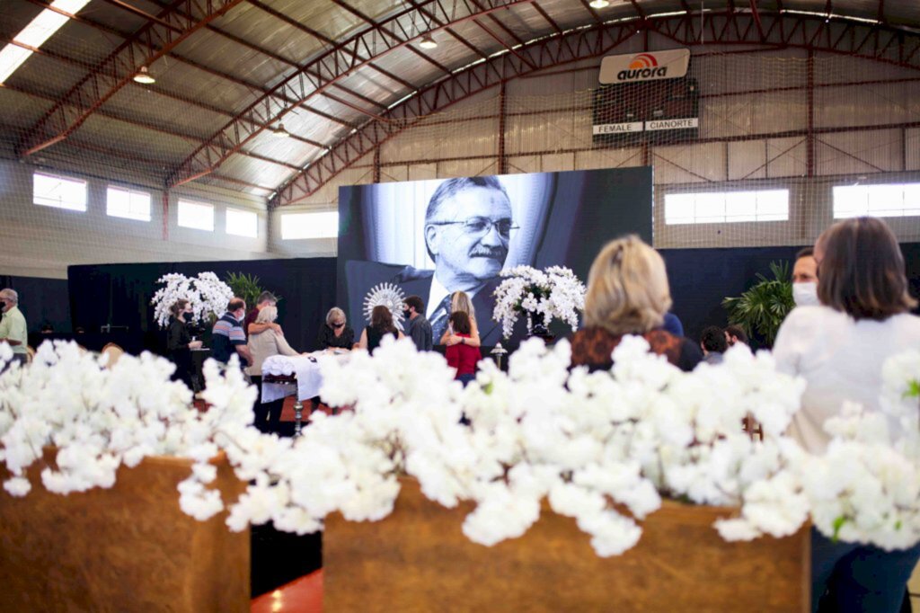  - Mais de 140 coroas de flores, fotos da família no telão e centenas de amigos, familiares, funcionários da Aurora e lideranças cooperativistas e públicas prestaram homenagens