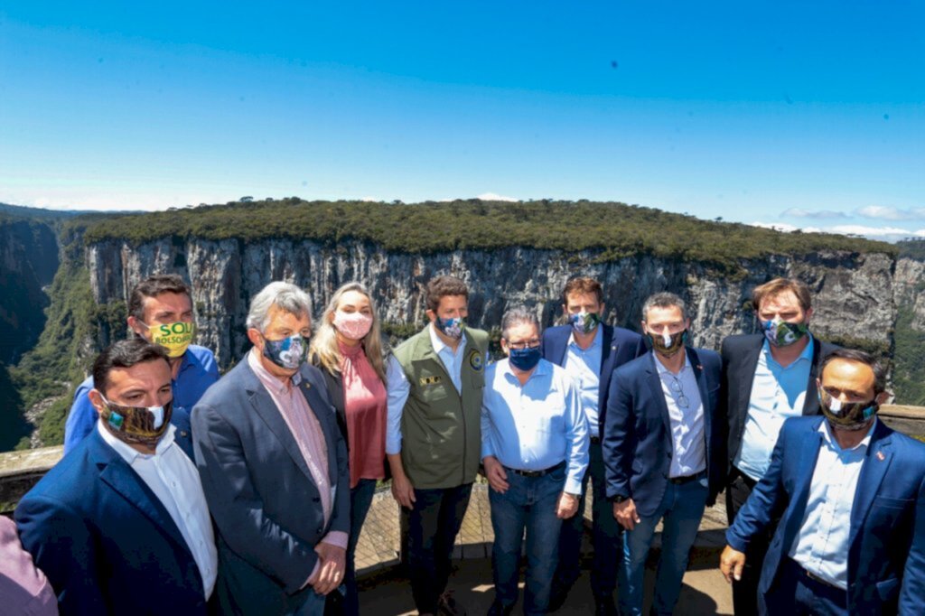 Fotos Júlio Cavalheiro/Secom - Cinco municípios da região turística Caminho dos Canyons receberão reforço na infraestrutura voltada ao turismo com a implantação de 10 pórticos nas suas entradas principais. O anúncio foi feito na quarta-feira (14), em Praia Grande.