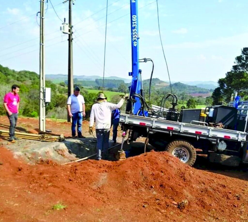 Bomba de água é instalada no poço artesiano perfurado na comunidade de Cruzeirinho em Cerro Negro