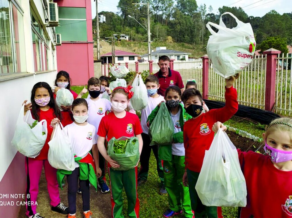 Alunos do CEME realizam colheita de verduras e plantio de novas mudas em Abdon Batista