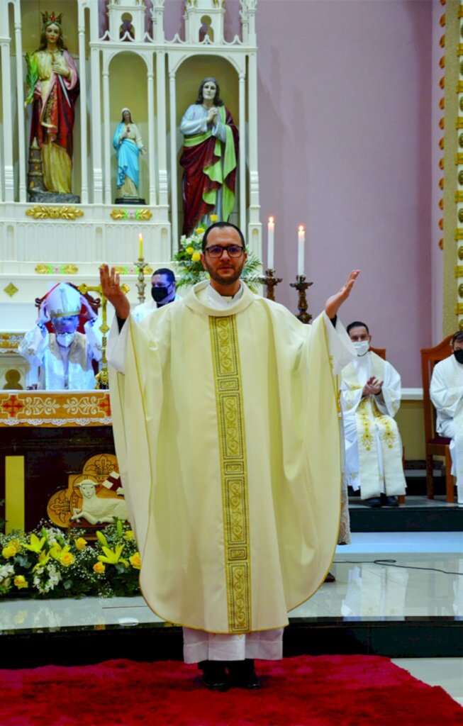 Paróquia Santa Bárbara celebrou a Ordenação Presbiteral de Felipe Oliveira Varela