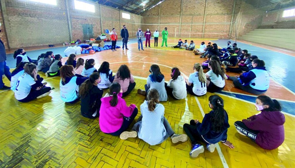 Entrega de materiais do Projeto Plano Anual de Atividades Esportivas no núcleo de Pinhal da Serra