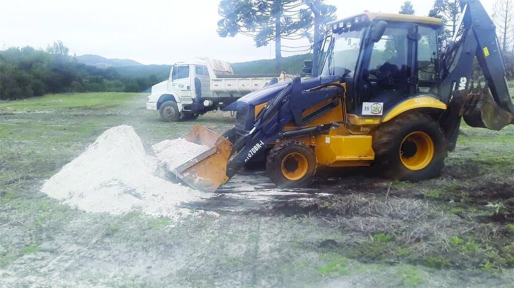 Secretaria de Agricultura de Cerro Negro realiza trabalho de calagem pelo interior