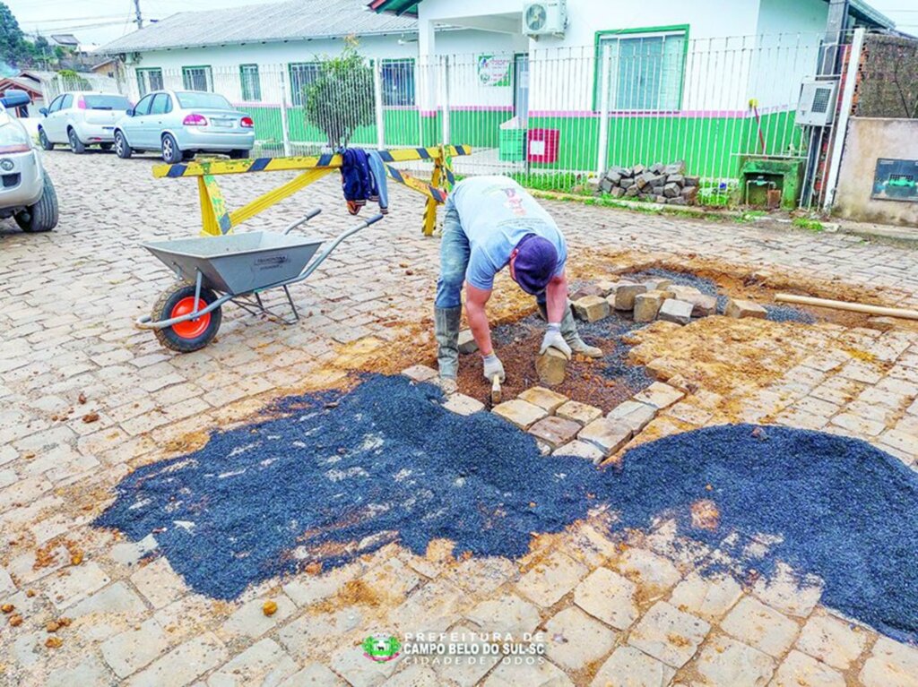 Prefeitura continua com ação de tapa-buraco em calçamentos de Campo Belo do Sul