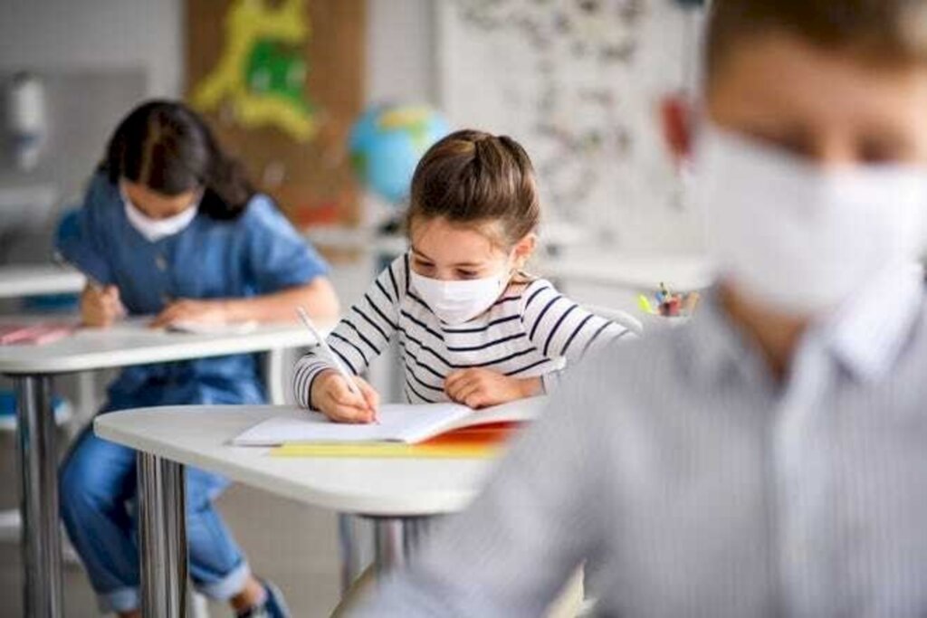  - O retorno às salas de aula deve ser feito com cautela e seguindo rotina de cuidados para a proteção de alunos, professores e colaboradores no contexto escolar