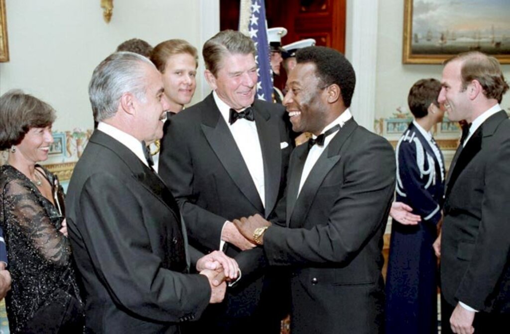 Fonte: Wikipédia - Pelé na Casa Branca em 10 de setembro de 1986, com os presidentes Ronald Reagan e José Sarney.