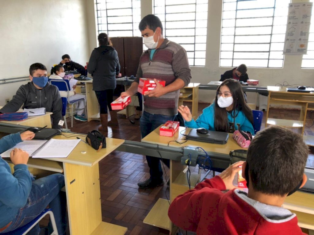 Poder público municipal entrega chocolates pelo Dia do Estudante	em Pinhal da Serra