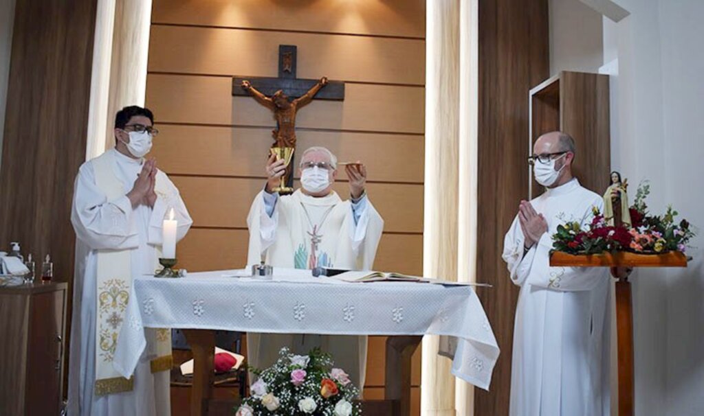 Hust celebra o dia de Santa Teresinha com missa e benção de rosas e do hospital