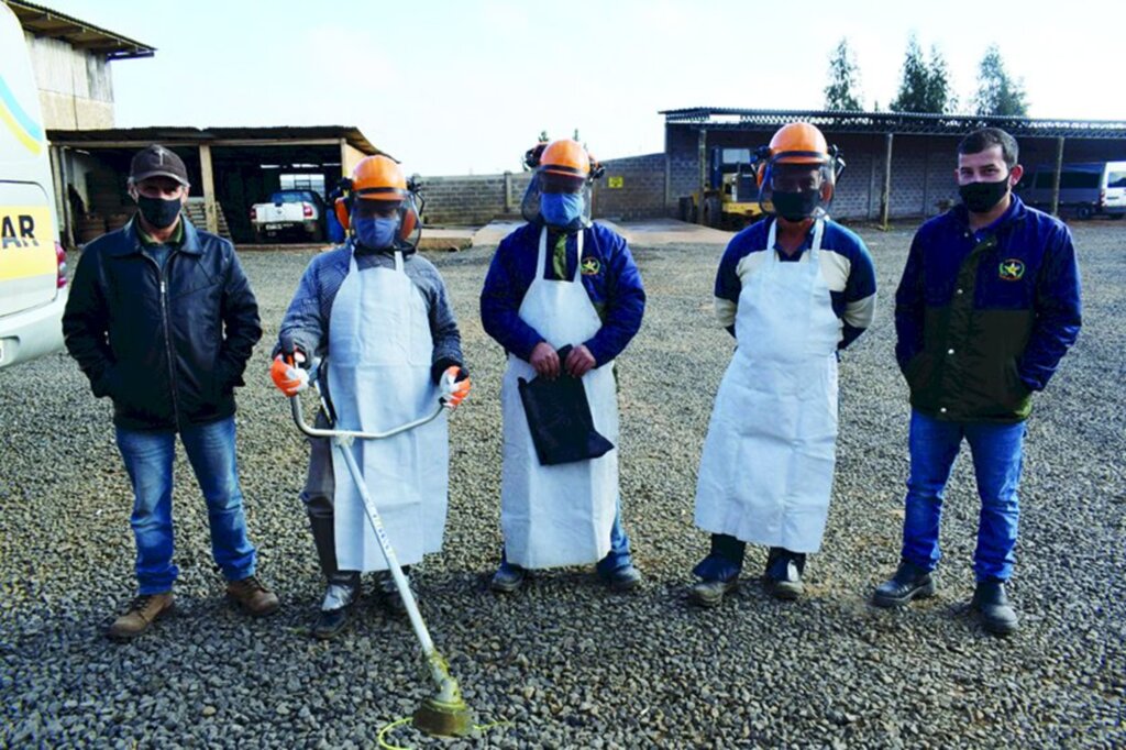 Operadores de roçadeira  recebem EPIS em Cerro Negro