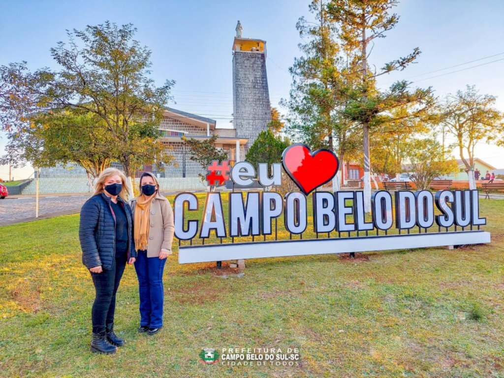 Prefeitura municipal de Campo Belo do Sul instala letreiro luminoso  na praça da matriz