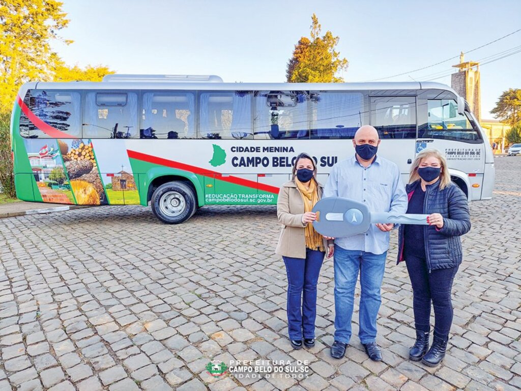 Prefeitura adquire ônibus  para transporte de  estudantes de faculdades em Campo Belo