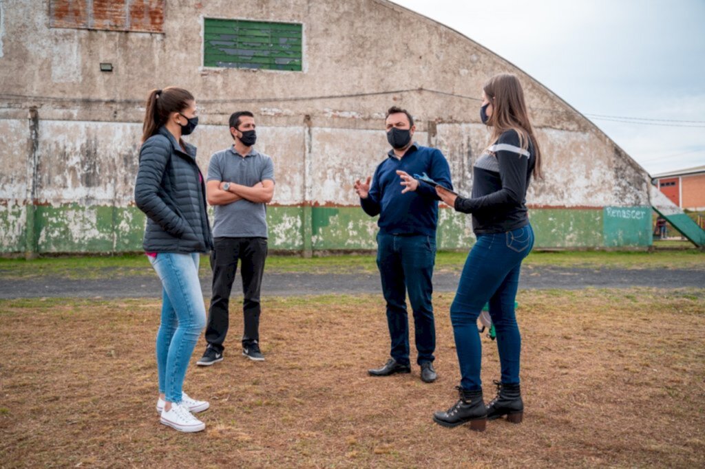 Deputado Marcius visita local que receberá quadra de grama sintética em Campo Belo do Sul