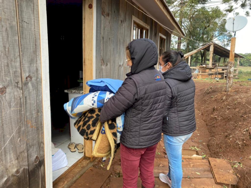 Com previsão de frio recorde, Prefeitura de Pinhal da Serra entrega cobertores às famílias de vulnerabilidade