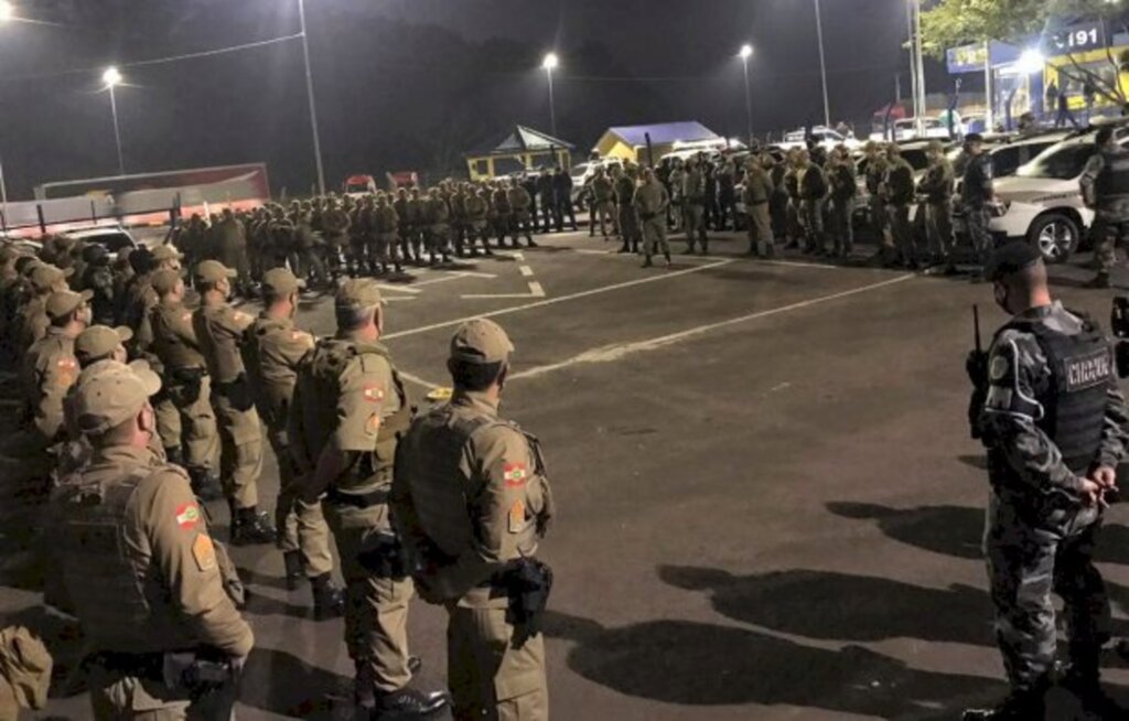 Foto: Divulgação/PMSC - Foram realizadas 10 prisões e 20 armas de fogo apreendidas, além de drogas, celulares, documentos e dinheiro.