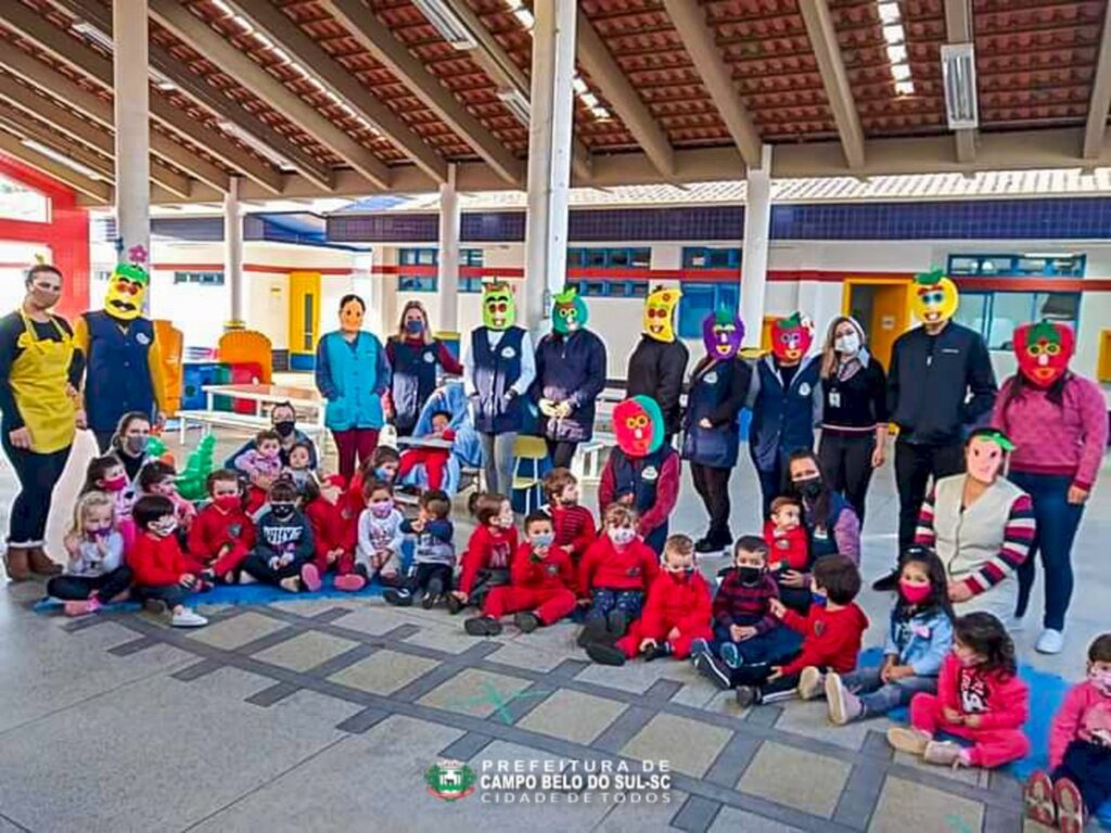 Creche Municipal Pequeno Príncipe de Campo Belo do Sul trabalhou  alimentação saudável com as crianças