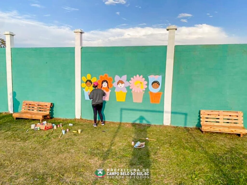 Equipe do SCFV apresenta novo visual ao espaço externo da unidade em Campo Belo do Sul