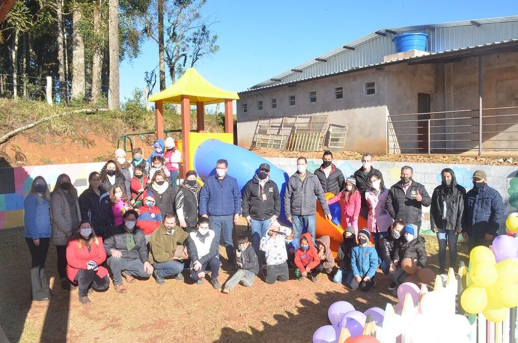 Bella Janela Cortinas doa recurso para Parque Infantil ao N.E.M. Profº Nilson Fernandes da Silva em Anita