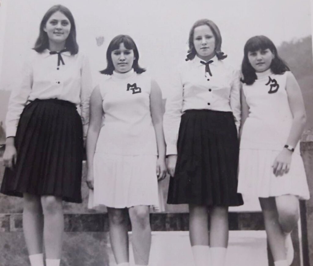 Aldo Azevedo / jornalista de formação - Veja a elegância das meninas na época, representando o Colégio Mater Dolorum, Capinzal (SC), sendo Crista kappes, Valeria Seolin, Ailce Maria Viel e Vânia Maria Bazzo.