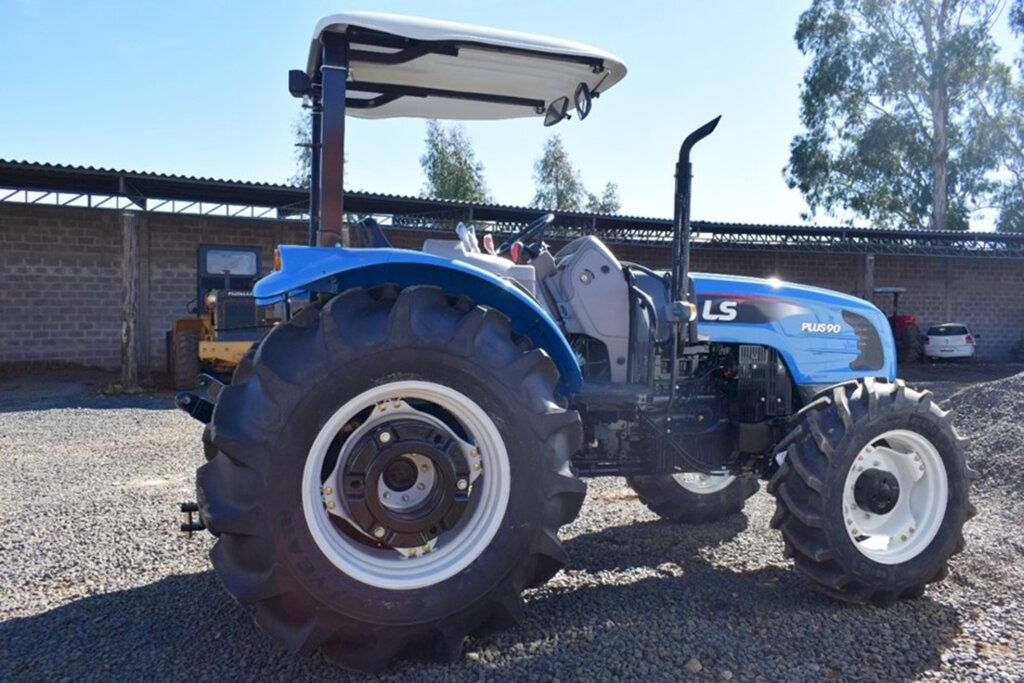 Novo trator e grade aradora chegam ao município de cerro Negro