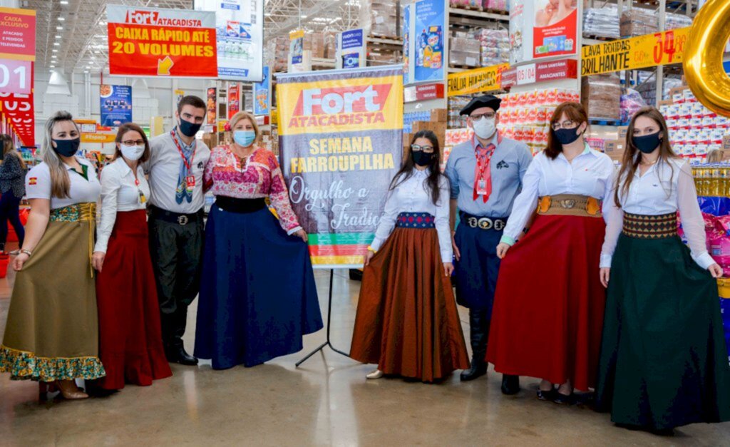 MB Comunicação Empresarial/Organizacional Jornalista Responsável ? Marcos A. Bedin ? MTE SC 00085 - Nesse fim de semana, os colaboradores do Fort Atacadista trabalharam pilchados em homenagem ao Dia do Gaúcho.