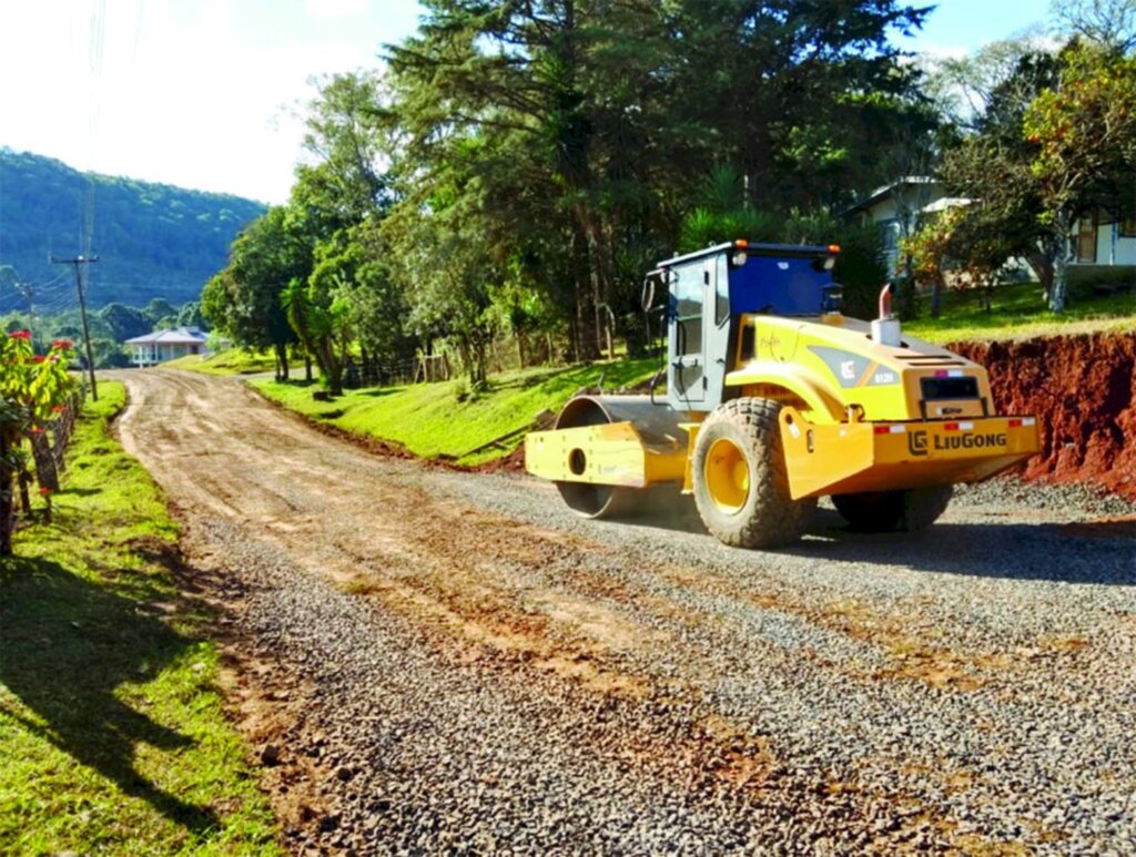 Secretaria Municipal de Obras da continuidade  nos trabalhos de manutenção das estradas pelo  interior de Cerro Negro