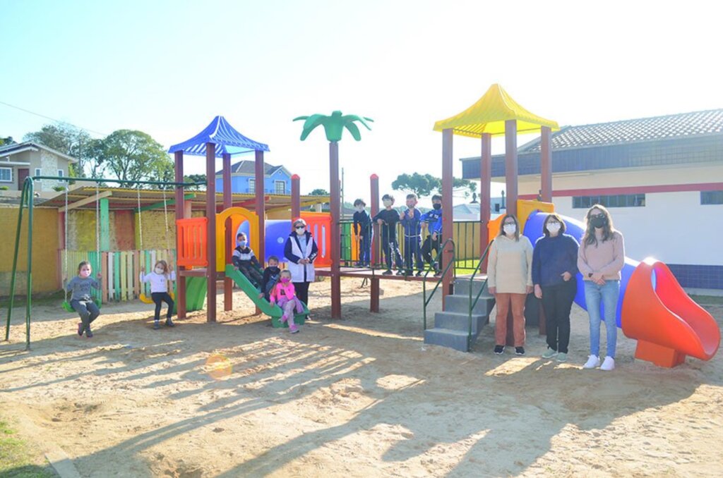 Concluída a  instalação de  parque infantil no C.E.I. Anir Dalmora em Anita Garibaldi