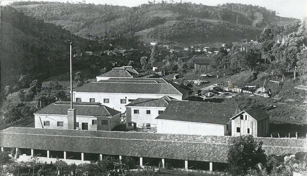  - A foto é do antigo Frigorifico Ouro DAS IROSA, bem ao longe vemos um pouco do hoje município do Ouro (SC), e bem no alto a Igreja de NS dos Navegantes (padroeira do Município de OURO, poucas construções e muito mato, foto esta da década de 1940.