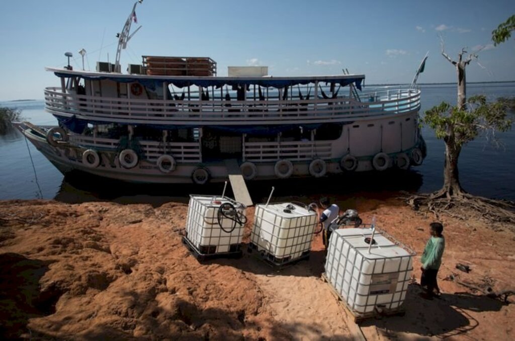 Divulgação/Fundação Amazonas Sustentável - Comunidades distantes de postos de combustíveis dependem da gasolina comercializada na região para abastecer geradores, lanchas e veículos