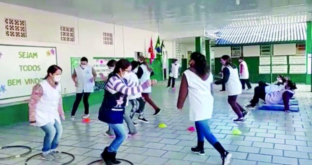 Equipe da Escola José Borges da Silva participa de ginástica laboral