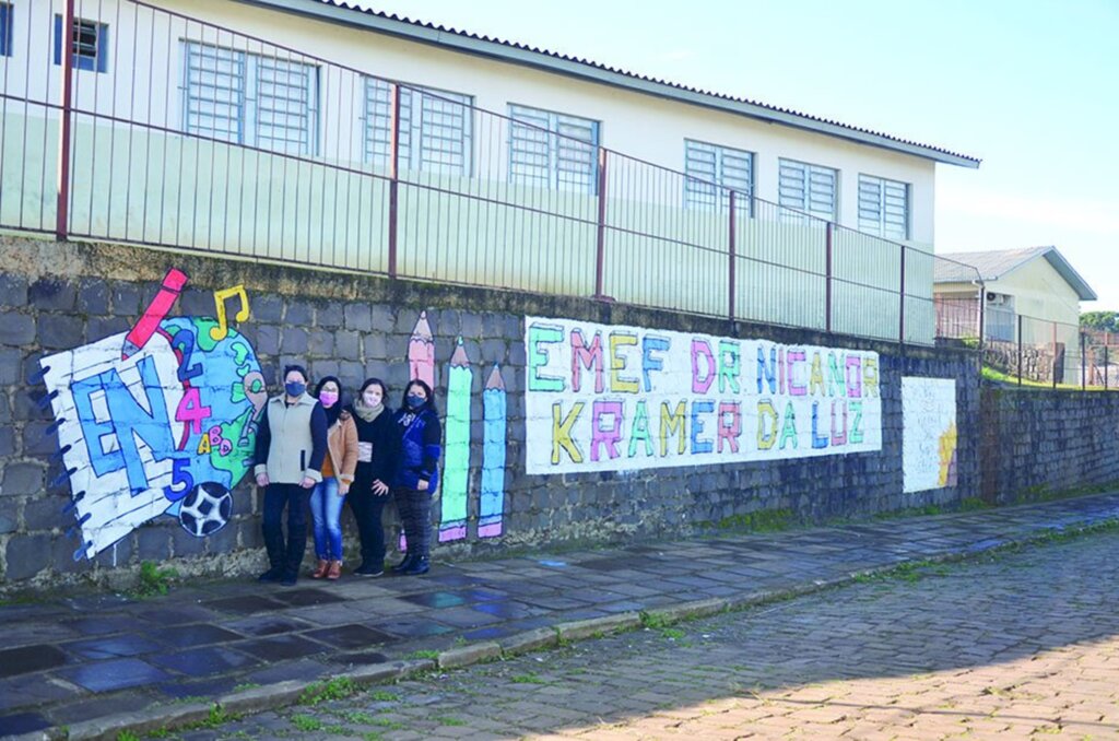 Uma escola mais colorida e alegre  para receber os alunos em Esmeralda