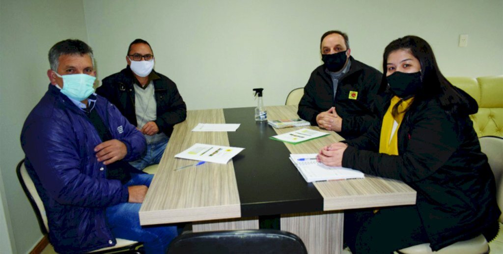 Prefeito Ademilson Conrado de Cerro Negro recebeu equipe da Florestal Gateados