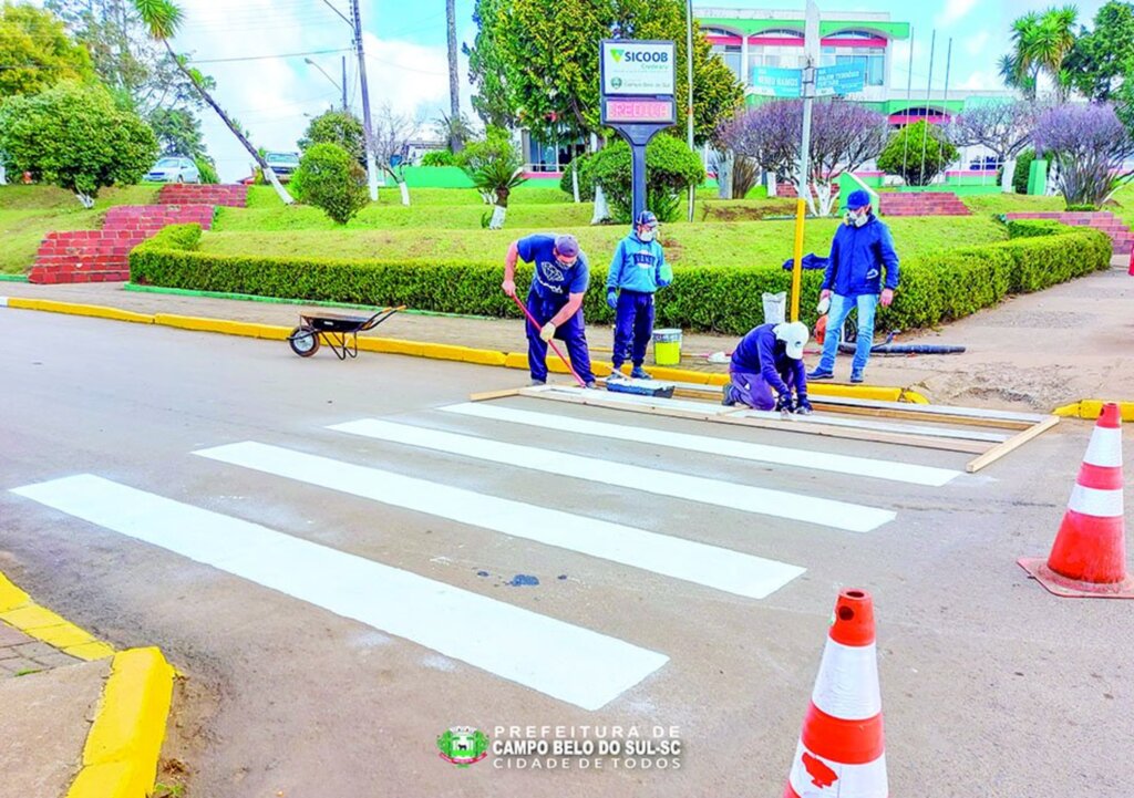 Prefeitura realiza pintura de meio-fio e faixas de pedestres em Campo Belo