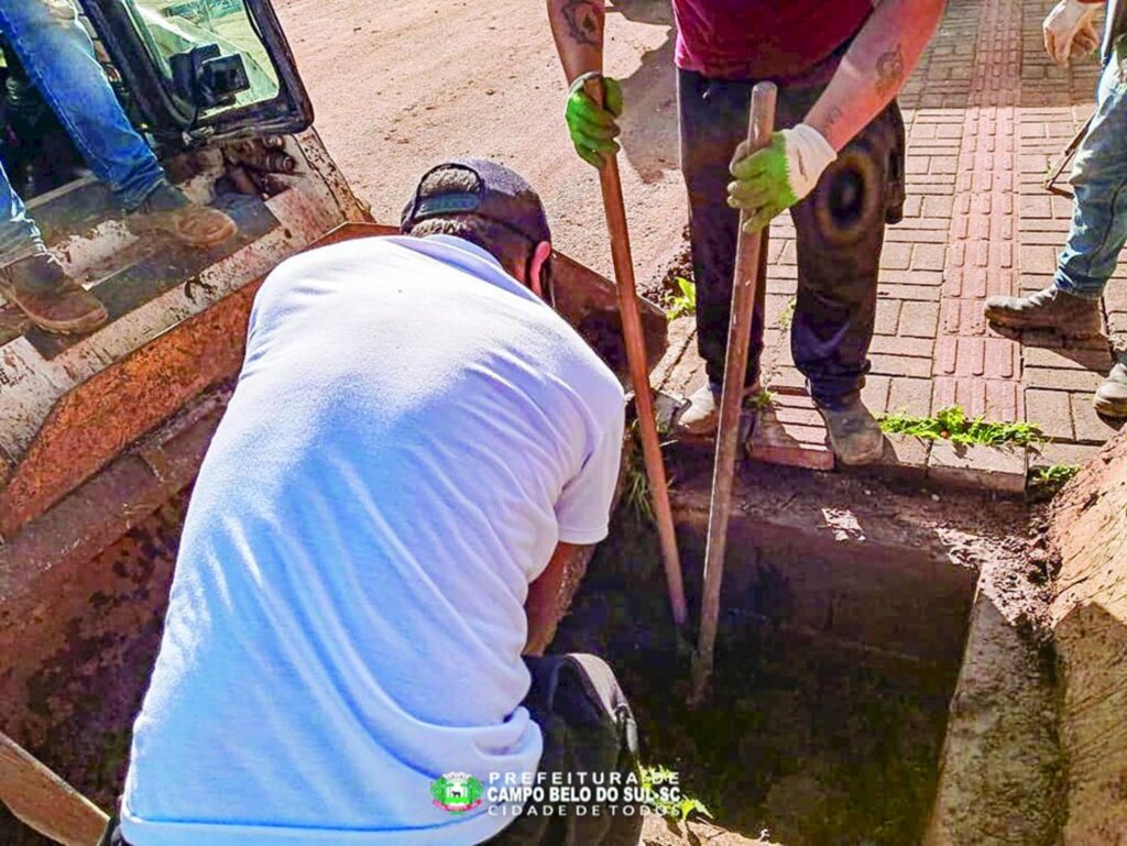 Prefeitura realiza manutenção da rede pluvial no centro de Campo Belo do Sul