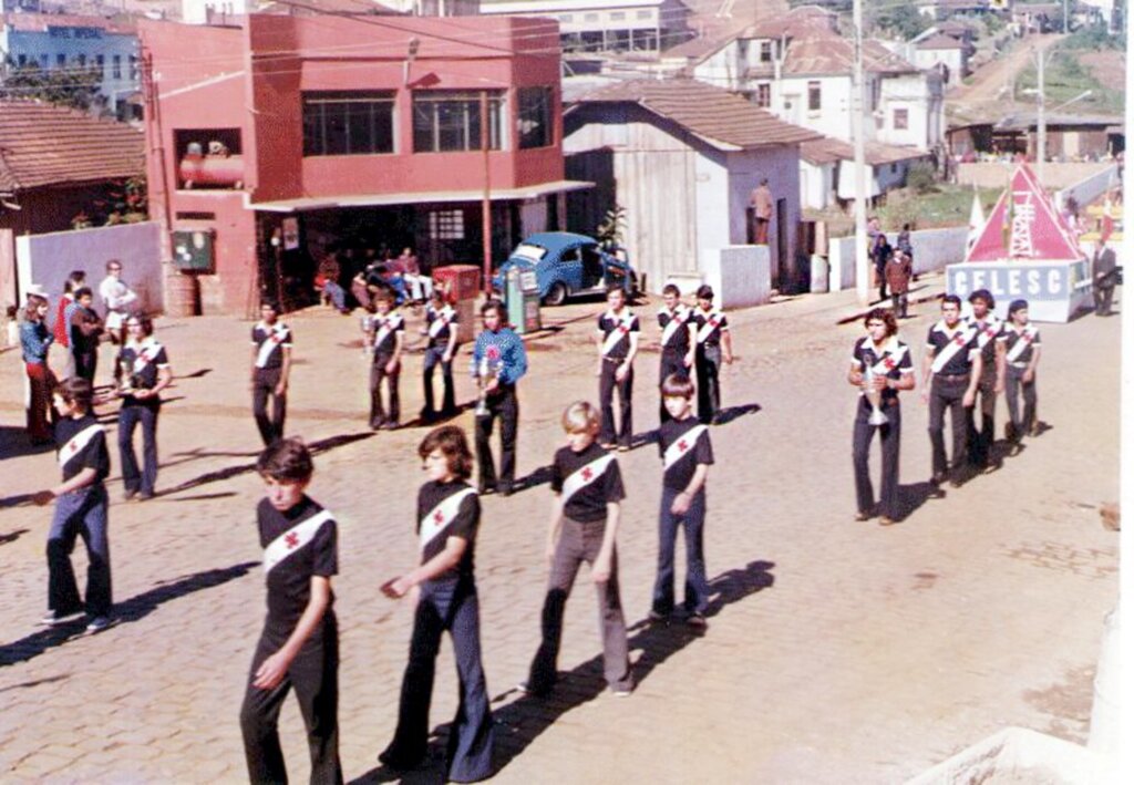 Bons tempos que se foram e não voltam mais, mas podem servir de exemplo. - As fotos são uma gentileza de Vilmar Ronsani (Téco), de Ary Wilbert e de Iracy Toigo referente ao desfile (parada cívica) de 07 de setembro pelas ruas das cidades coirmãs, Capinzal e Ouro, sendo também demonstrado diversos departamentos de esportes da Associação Esportiva Vasco da Gama.