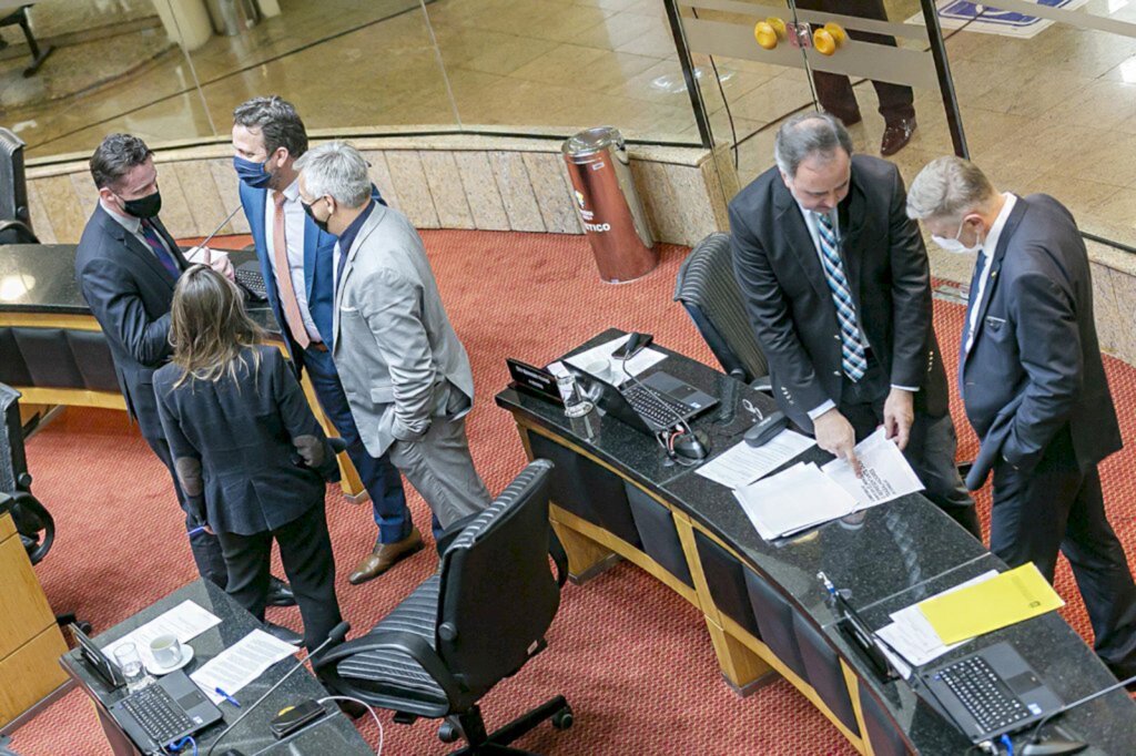 Deputados criticam multas a manifestantes em Lages e sugerem mutirão na saúde