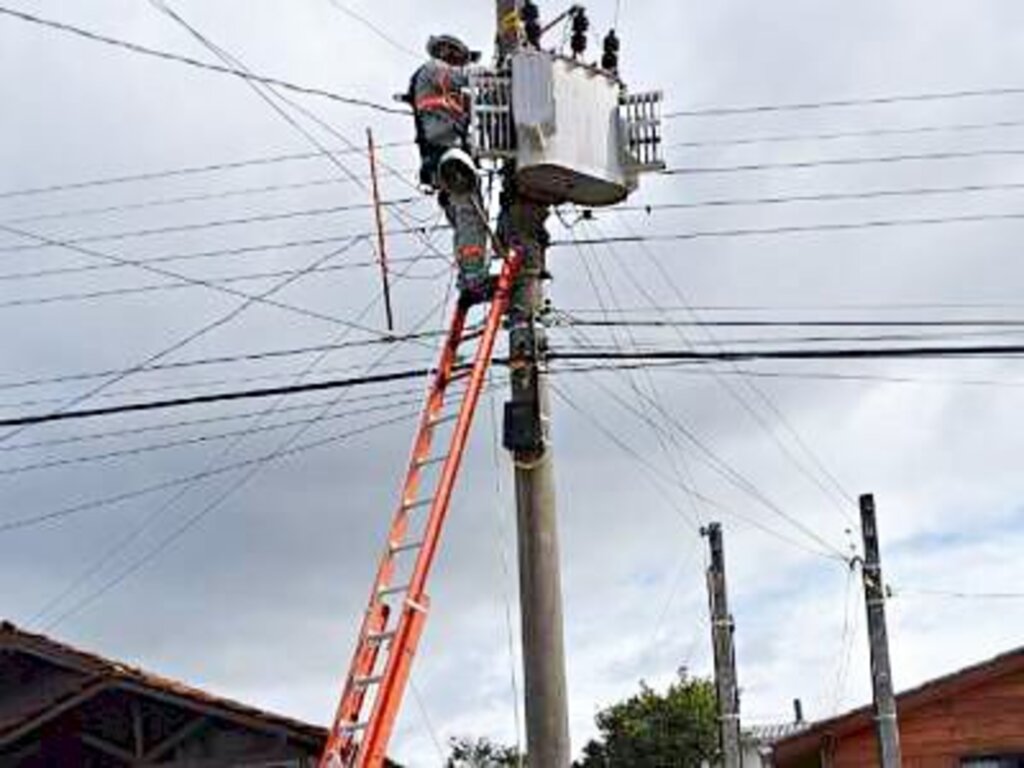  - SOB PRESIDÊNCIA DO DEPUTADO JAIR MIOTTO, COMISSÃO DE ECONOMIA RECEBE PRESIDENTE DA CELESC PARA ESCLARECIMENTOS SOBRE VOLTA DOS CORTES E AUMENTO NA CONTA DE LUZ