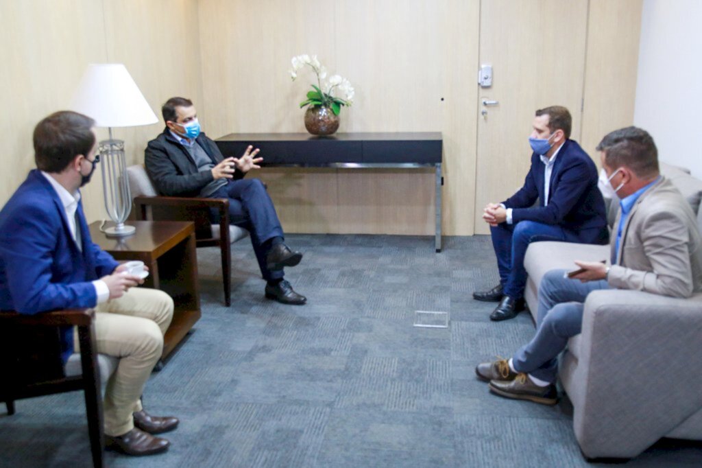 Foto: Julio Cavalheiro/ Secom. - Governador Carlos Moisés destaca importância do diálogo em encontro com novo presidente da Fecam.