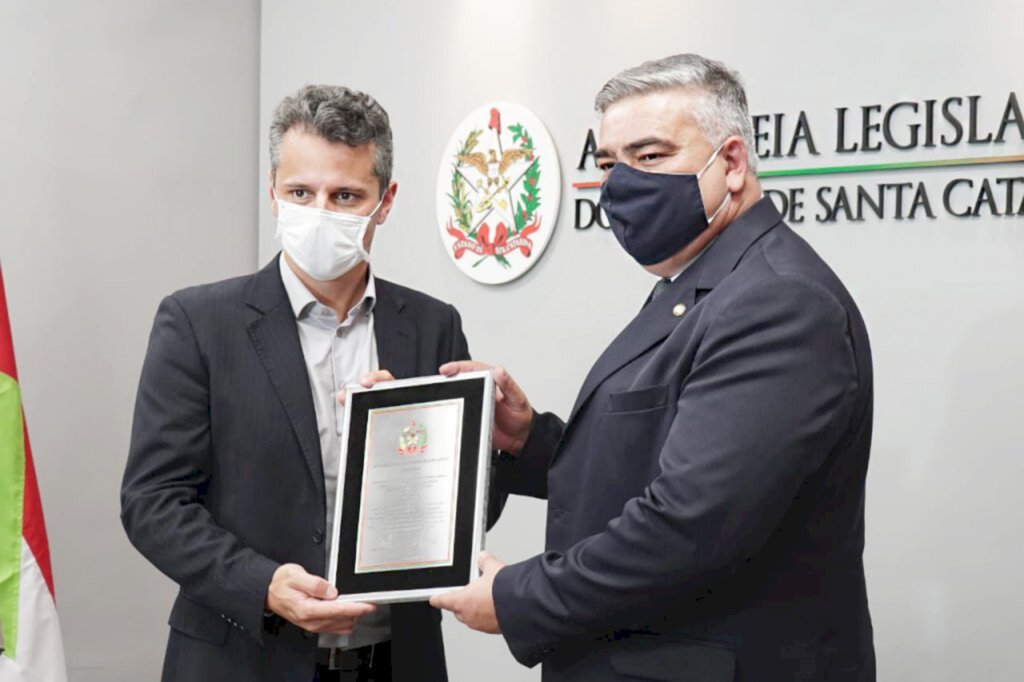 Clínica Reviver de Ibicaré é homenageada pela Assembleia