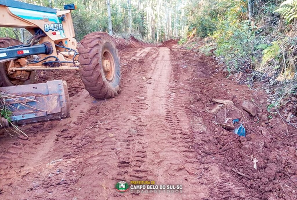 Secretaria de Obras de Campo Belo realiza manutenção na estrada de acesso à Balsa dos Machados