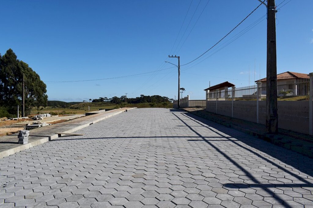 Praça está sendo construída em frente ao Núcleo Escolar Constâncio José da Silva em Cerro Negro