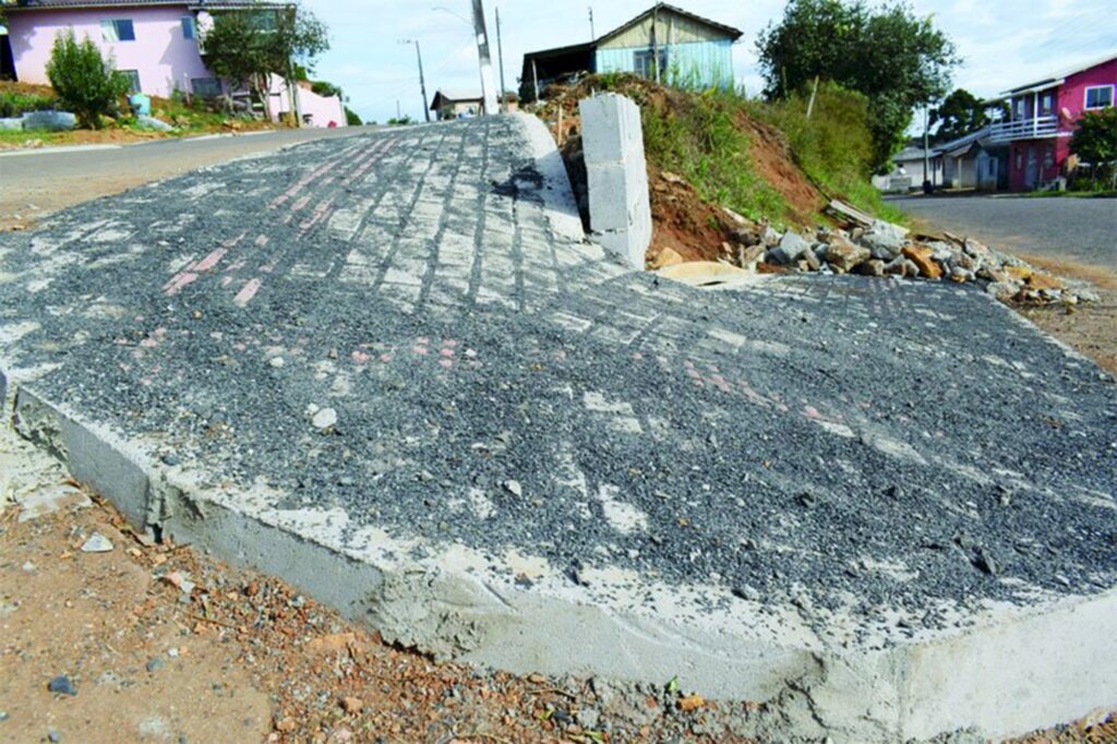 Obra de construção de calçadas está em reta final em Cerro Negro