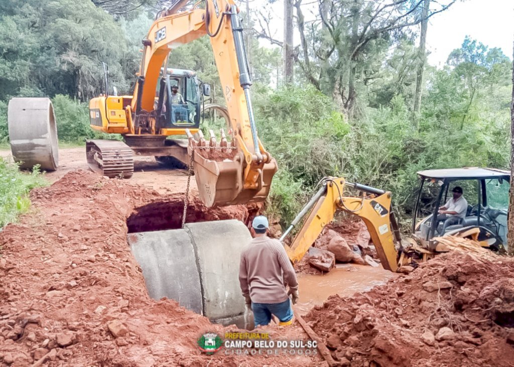 Secretaria de Obras realiza manutenção de estradas do interior com colocação de tubos em Campo Belo do Sul